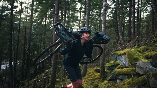 バイクパッキングバッグのパック方法