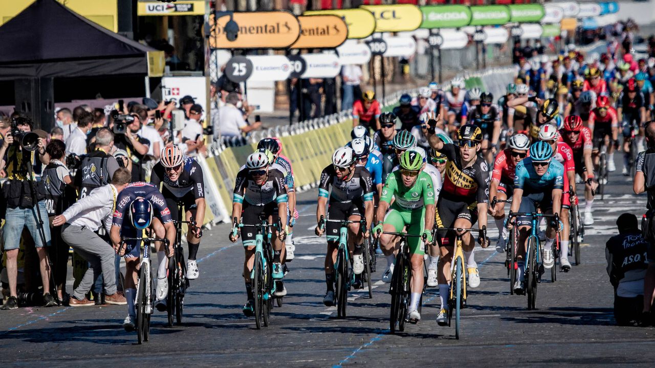 Jasper Philipsen sprinting on the Champs Elysees