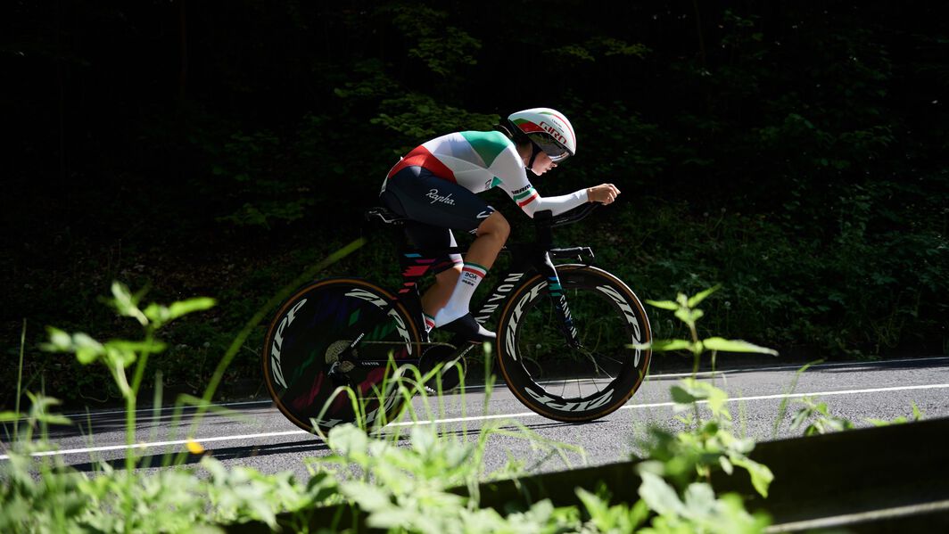 Coureur de contre-la-montre portant un casque aérodynamique