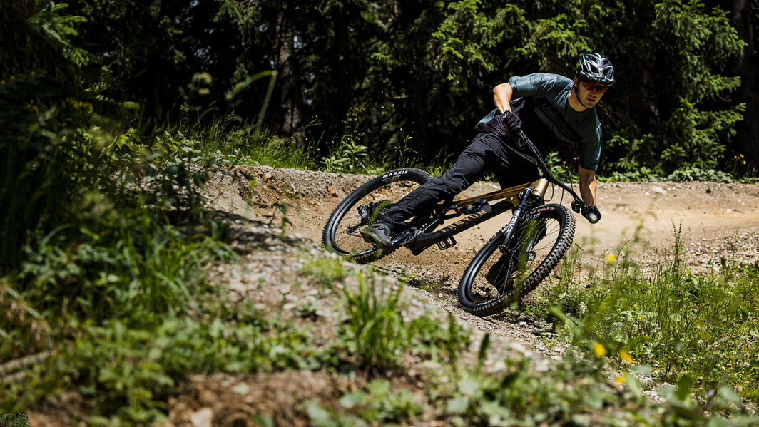 Trail Bikes sind vielseitige Mountainbikes, die für eine Vielzahl von Terrains entwickelt wurden und ein Gleichgewicht zwischen Anstiegseffizienz und Abfahrtsfähigkeit schaffen.