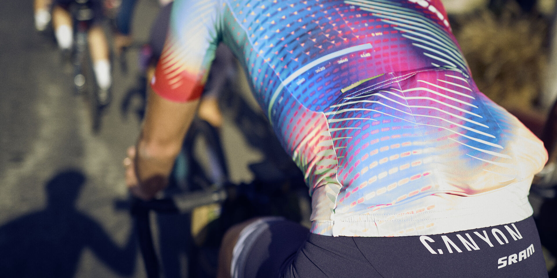 Harmonic Riff: Presentamos la equipación CANYON//SRAM Racing 2024 