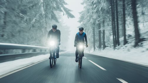 ¿Qué luces necesitas para montar en bicicleta en invierno?