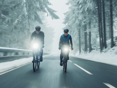 ¿Qué luces necesitas para montar en bicicleta en invierno?
