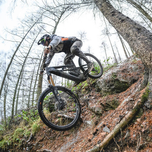 È meglio una e-MTB hardtail o una e-MTB biammortizzata?