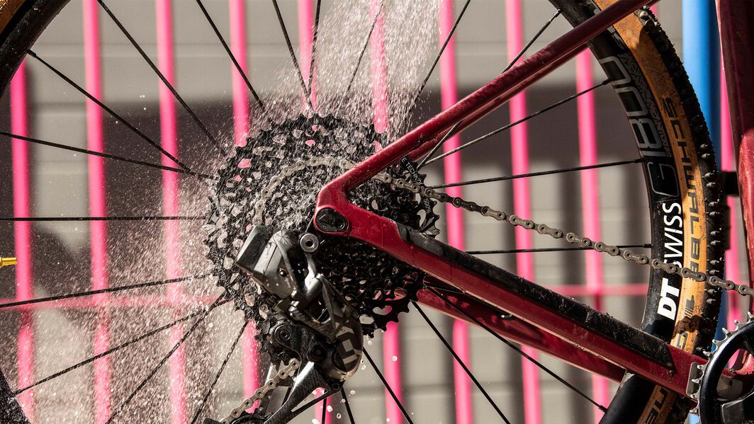Passo 2: enxagua o quadro e as rodas da tua bicicleta