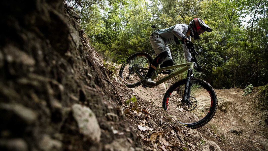 Le bici da enduro eccellono nell’affrontare i trail in discesa più impegnativi grazie alle loro caratteristiche avanzate e al design resistente.