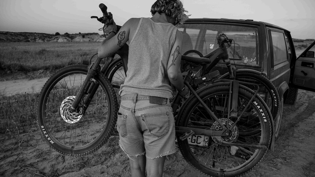 Wie du dein E-Bike auf dem Heckträger transportierst - siehst du hier