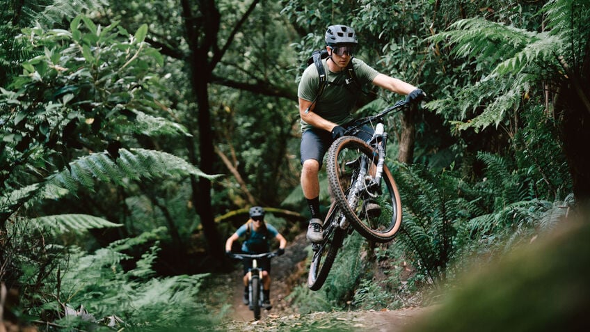 Atravesando bosques en la Canyon Neuron