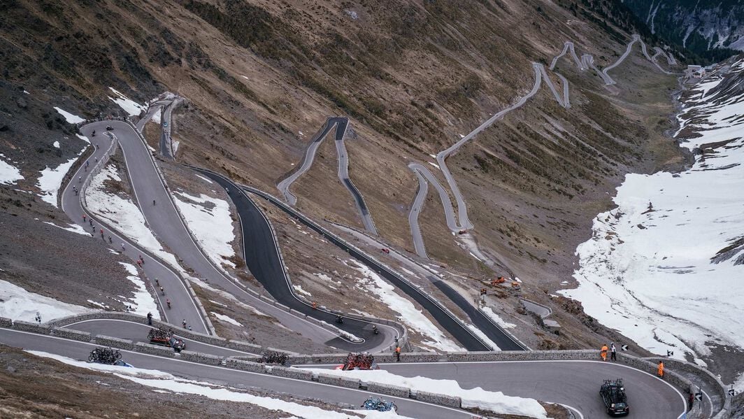 Peloton descending the Stelvio Pass during the Giro d'Italia 2017