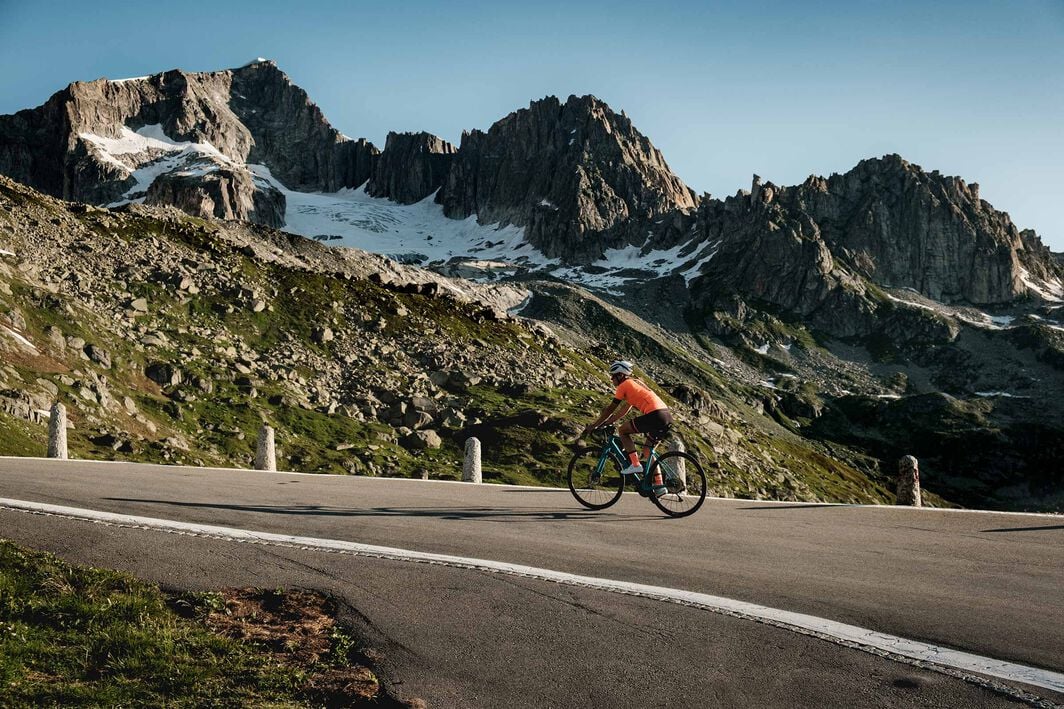 Ciclismo su strada attraversando le Alpi