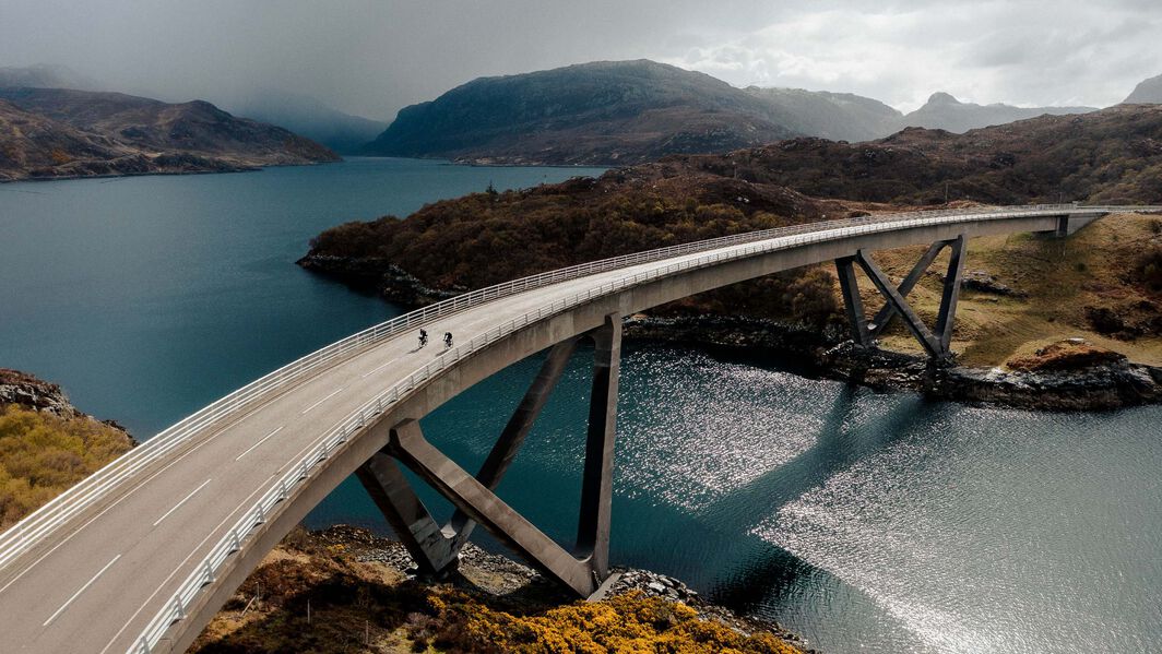 Fotografia, tirada de um drone, da Kylesku Bridge na Escócia