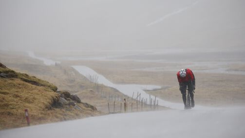 ¿Qué ropa hay que usar para pedalear bajo la lluvia?