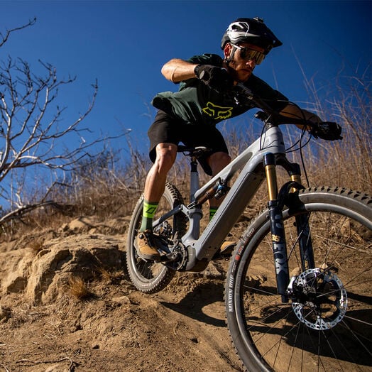 Behöver jag en eldriven mountainbikecykel som är en hardtail eller en som är heldämpad?