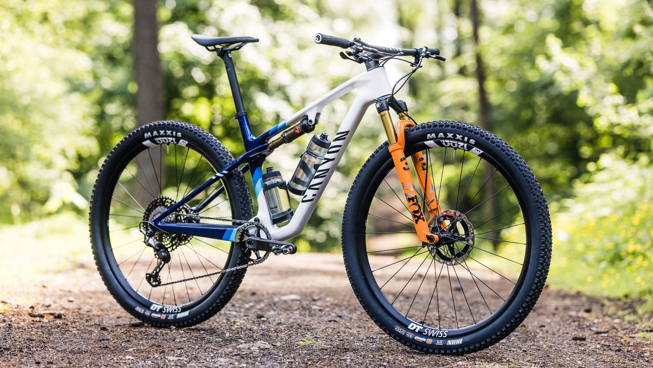 Seitenansicht des Canyon Lux World Cup mit Dropper Post &ndash; ein leichtes Cross-Country-Bike f&uuml;r maximale Effizienz und Kontrolle im Gel&auml;nde