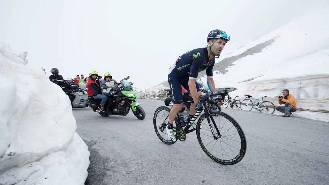 José Joaquín Rojas (Movistar) up the snow-covered Colle dell'Agnello during the Giro d’Italia 2016