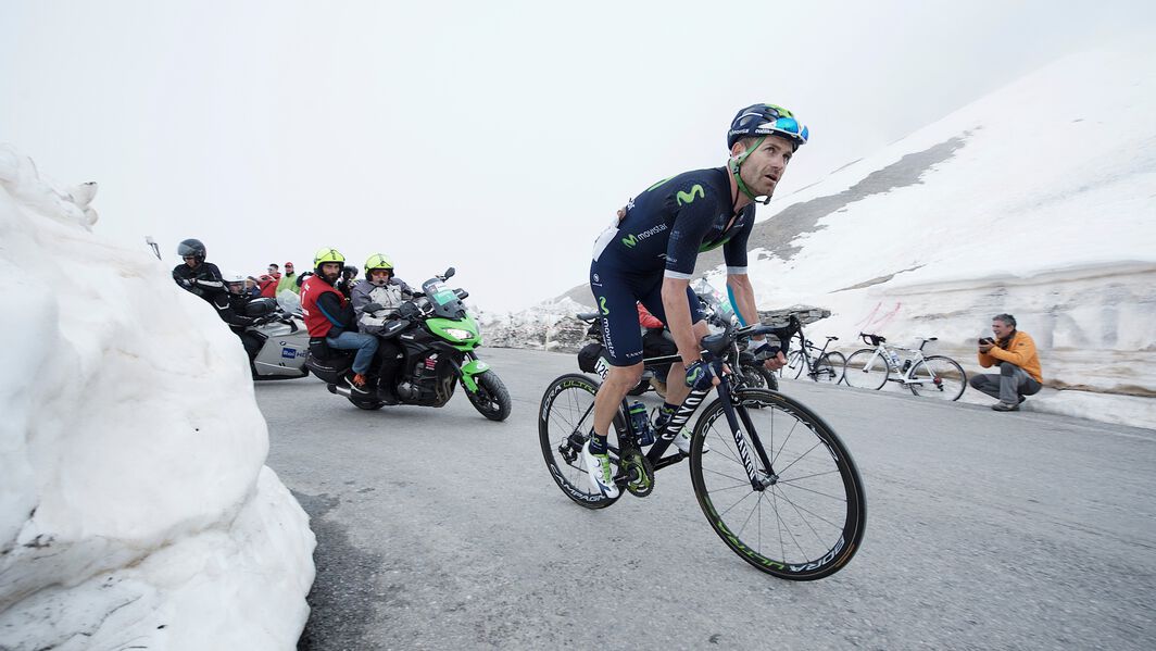 José Joaquín Rojas (Movistar) sale il Colle dell'Agnello innevato, Giro d’Italia 2016