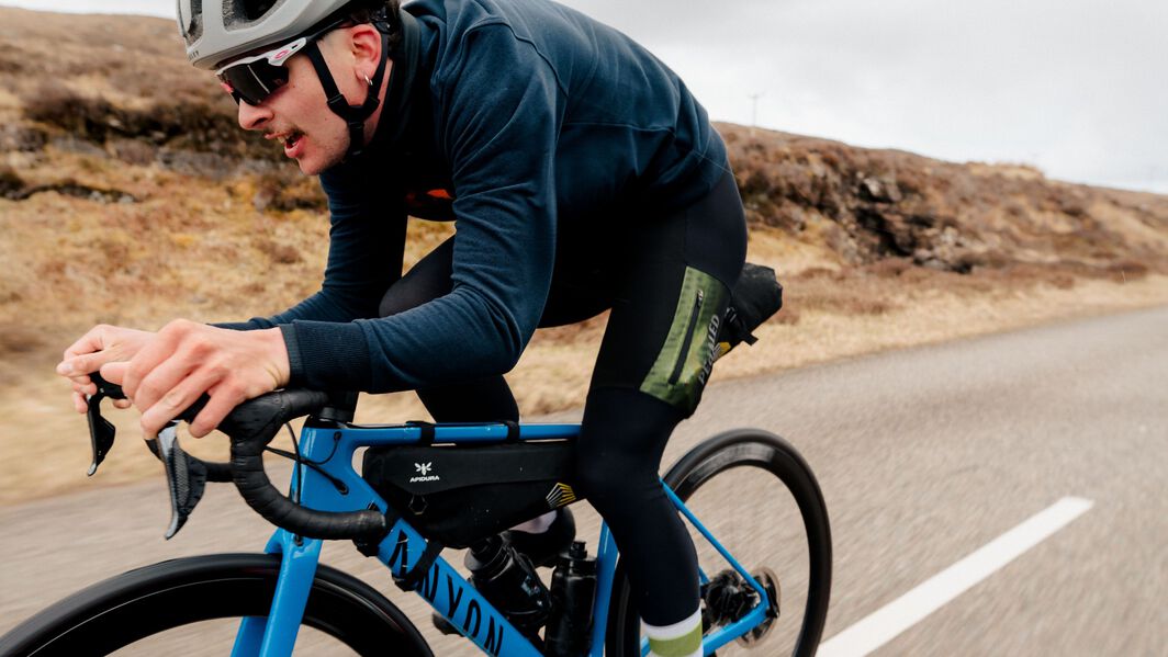 Liam Yates cyklar sin Canyon Ultimate