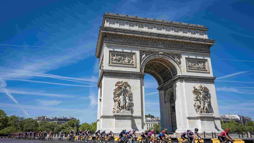 Tour de Femmes racing through Paris