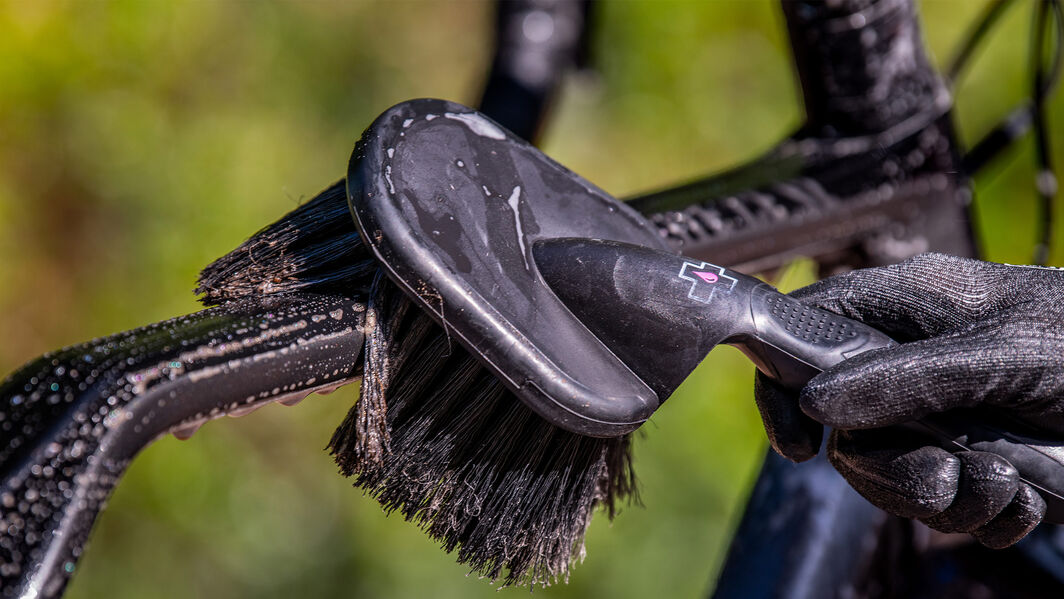 Terzo passo: applica il detergente per bici (o il sapone) e inizia a frizionare