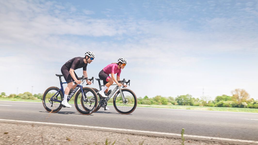 Experience speed and precision with the Aeroad CF SL road bike by Canyon.