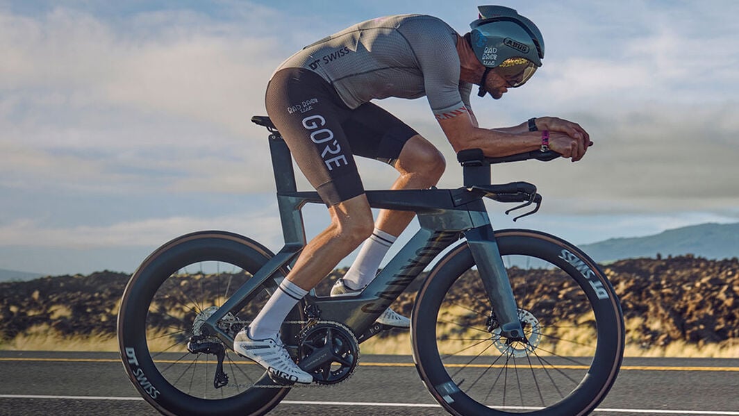 Unleash your potential with the Speedmax CF SLX triathlon bike by Canyon.