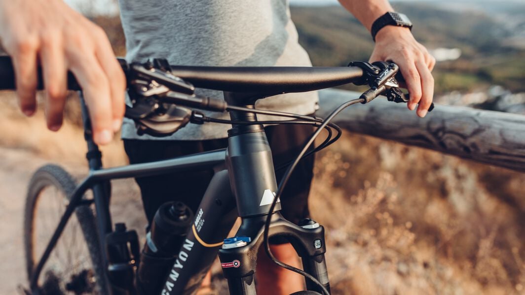 Bicicleta de montanha vs bicicleta híbrida