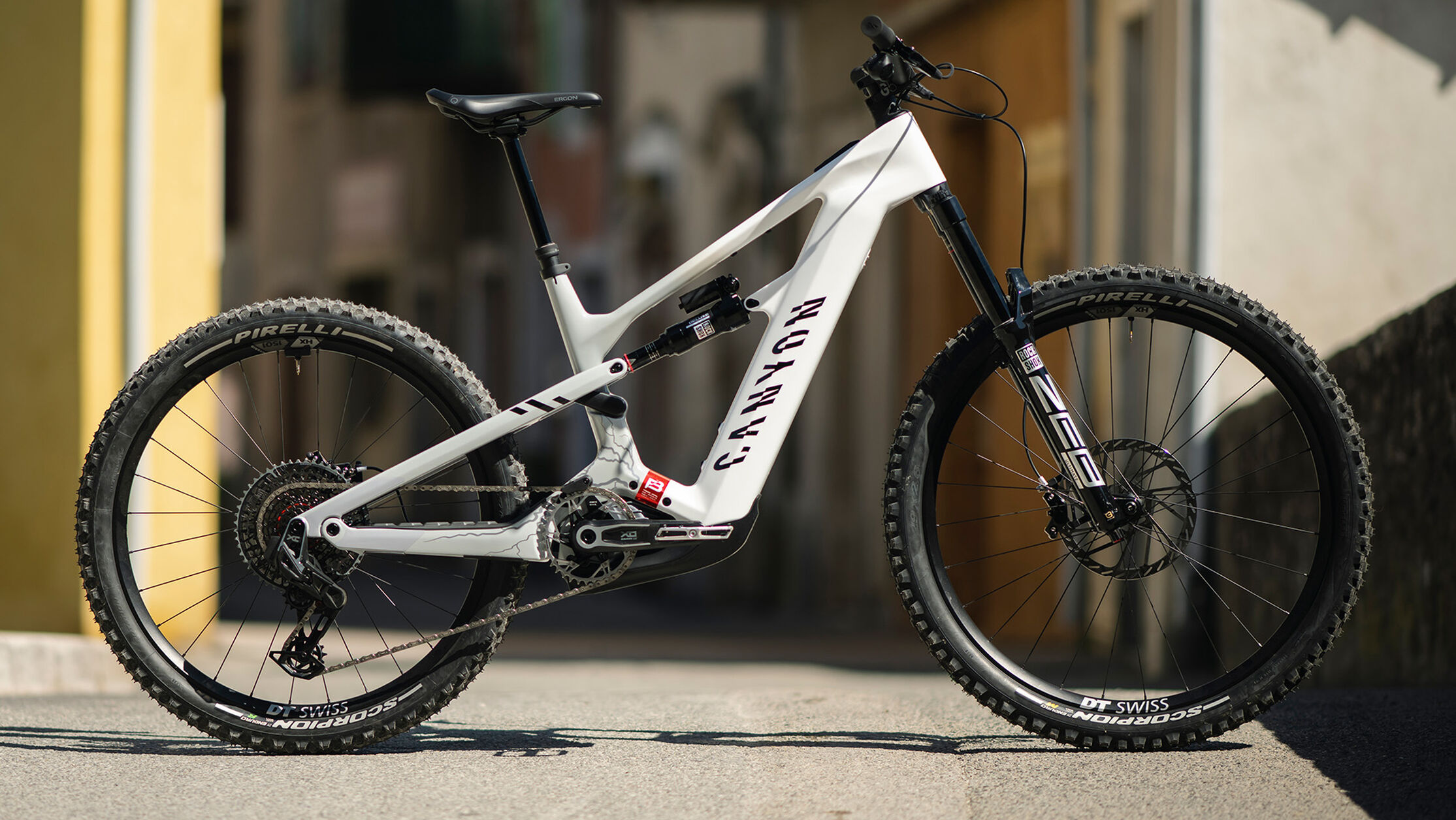 Vue lat&eacute;rale du Canyon Strive:ON, un VTT &eacute;lectrique &agrave; pleine puissance, pr&eacute;sentant un design enduro haute performance pour les riders &agrave; la recherche de la v&eacute;ritable d&eacute;finition d'un VTTAE pleine puissance.