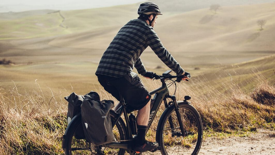 Espalda Del Hombre Bicicleta Y Ciclismo En El Campo Natural Y Entrenamiento  Para Deportes De Triatlón Y Bengalas. Montaña Ciclista Foto de archivo -  Imagen de salud, bicicleta: 271690798