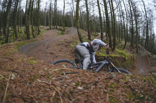 Heb ik een E-MTB met volledige vering of hardtail nodig?