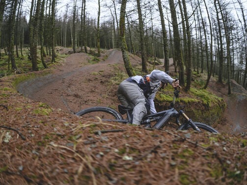 Heb ik een E-MTB met volledige vering of hardtail nodig?