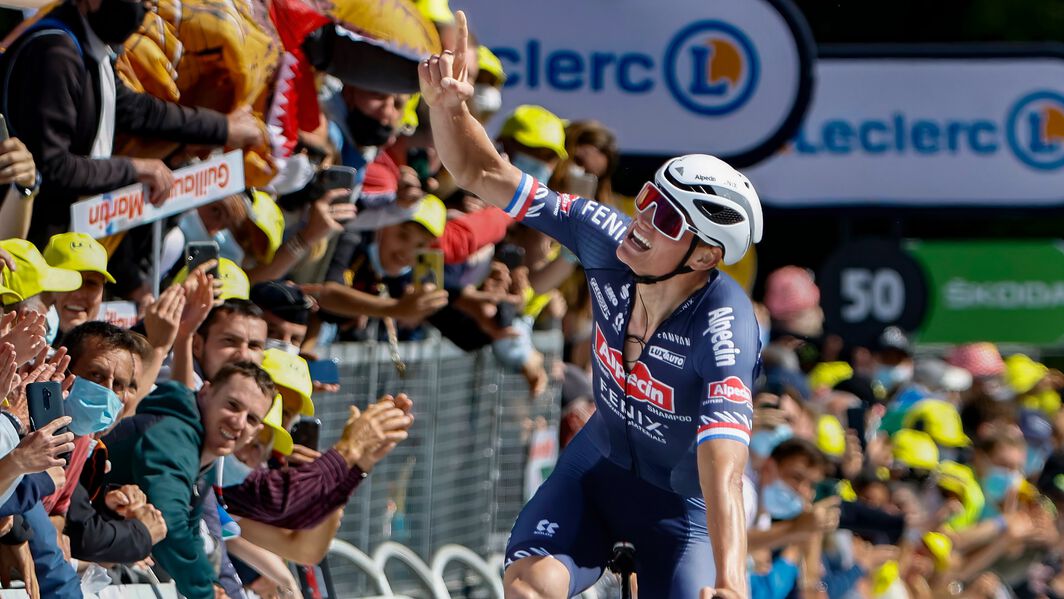 Mathieu van der Poel går som segrare ur etapp 2 i Tour de France 2021 © photonews.be