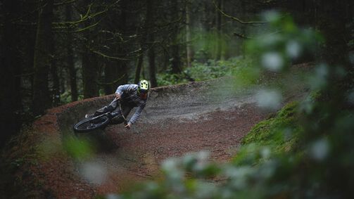 5 Gründe, dir ein E-Downhill Bike zu holen