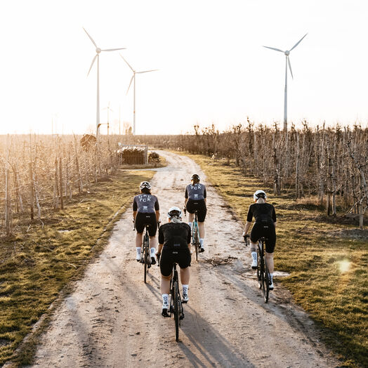 Women rides on gravel with Canyon Endurance bikes