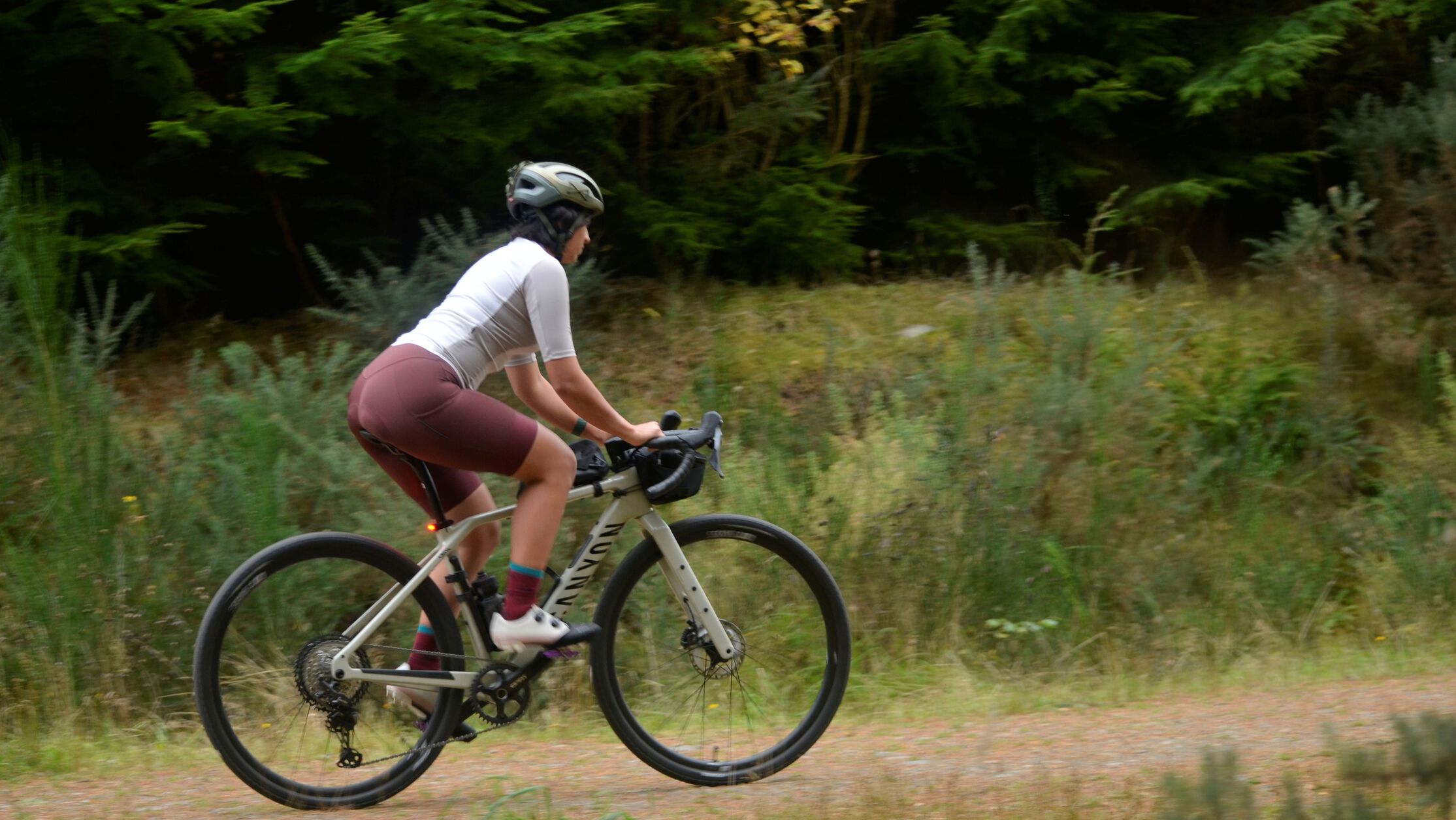 Optimale Sitzposition auf dem Gravel Bike: aus der H&uuml;fte vorbeugen.