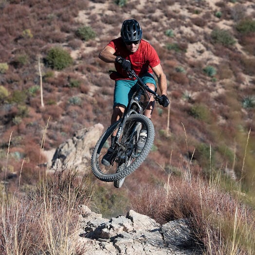 Behöver jag en eldriven mountainbikecykel som är en hardtail eller en som är heldämpad?