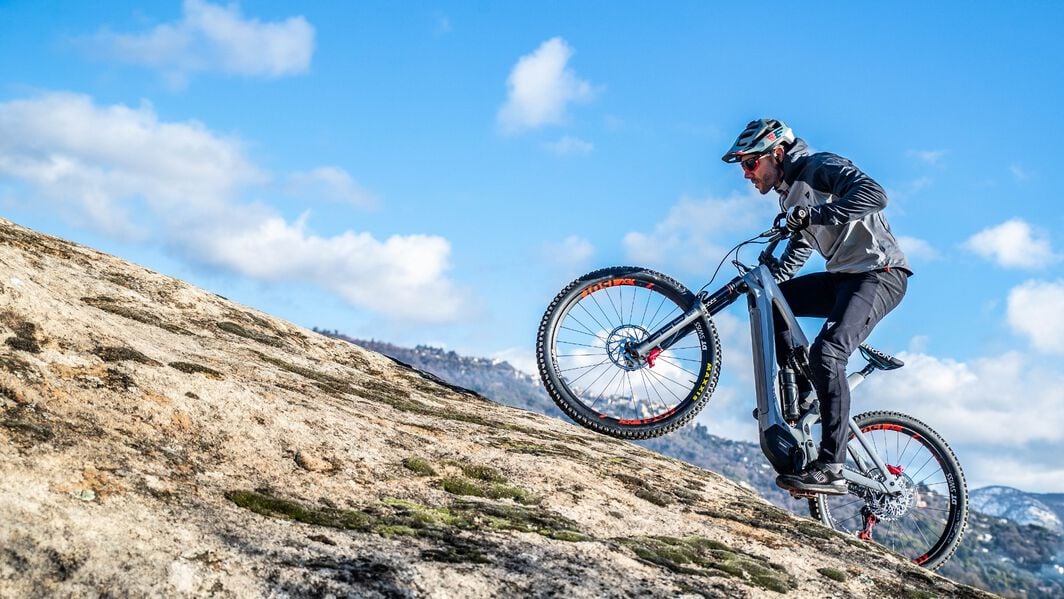 Fordere dich selbst mit einem E-Gravity Bike heraus