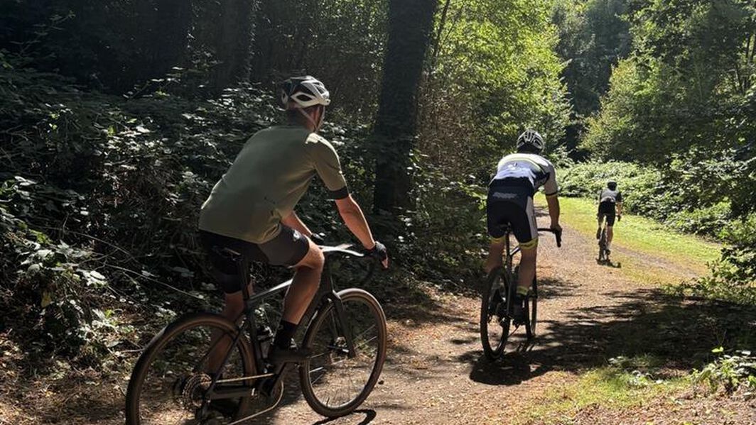Erlebe Fahrspaß: Vielfältige Trails und atemberaubende Natur mit unseren Gravel Bikes!