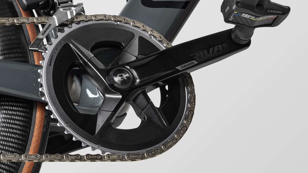 Canyon Aeroad CF SLX 7 Di2 – Shimano 105 R7101 12-Speed with Wide-Range 11-34 Cassette Close-up of Canyon Aeroad CF SLX 7 Di2 drivetrain featuring SRAM crankset and Shimano 105 R7101 12-speed wide-range 11-34 cassette for road bike performance