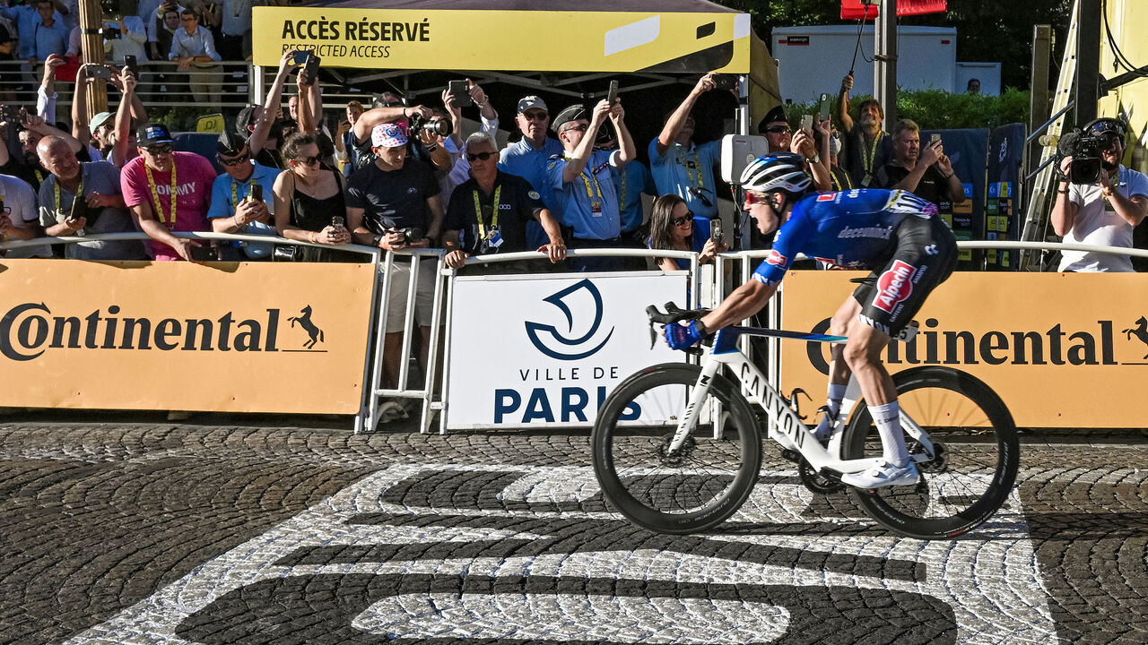 Jasper Philipsen wins the last stage of the 2022 Tour de France