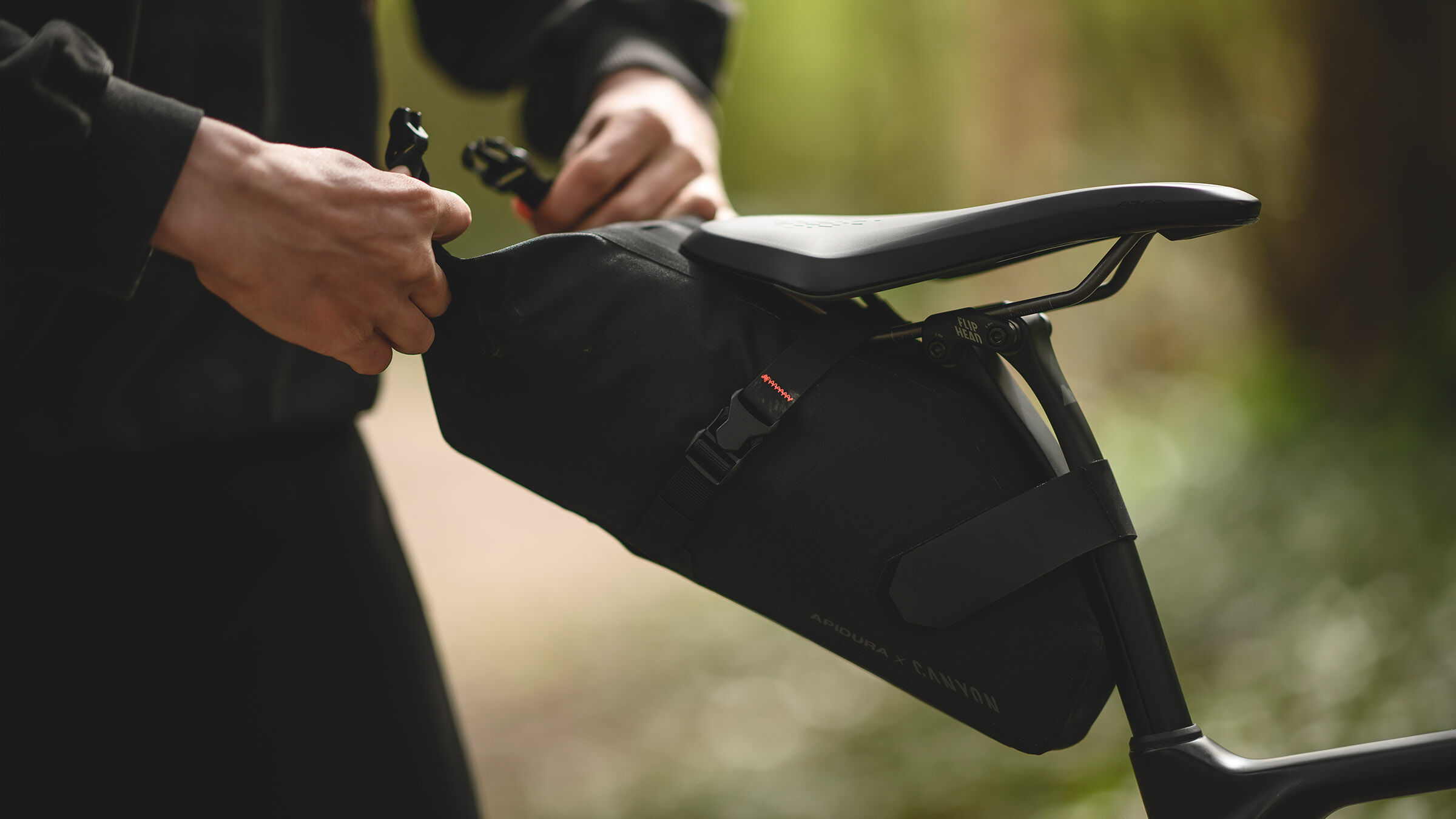 【新品未使用】キャニオンコラボ　アピデュラ　サドルバッグ　ブラック Apidura X Canyon Saddle Pack | CANYON JP