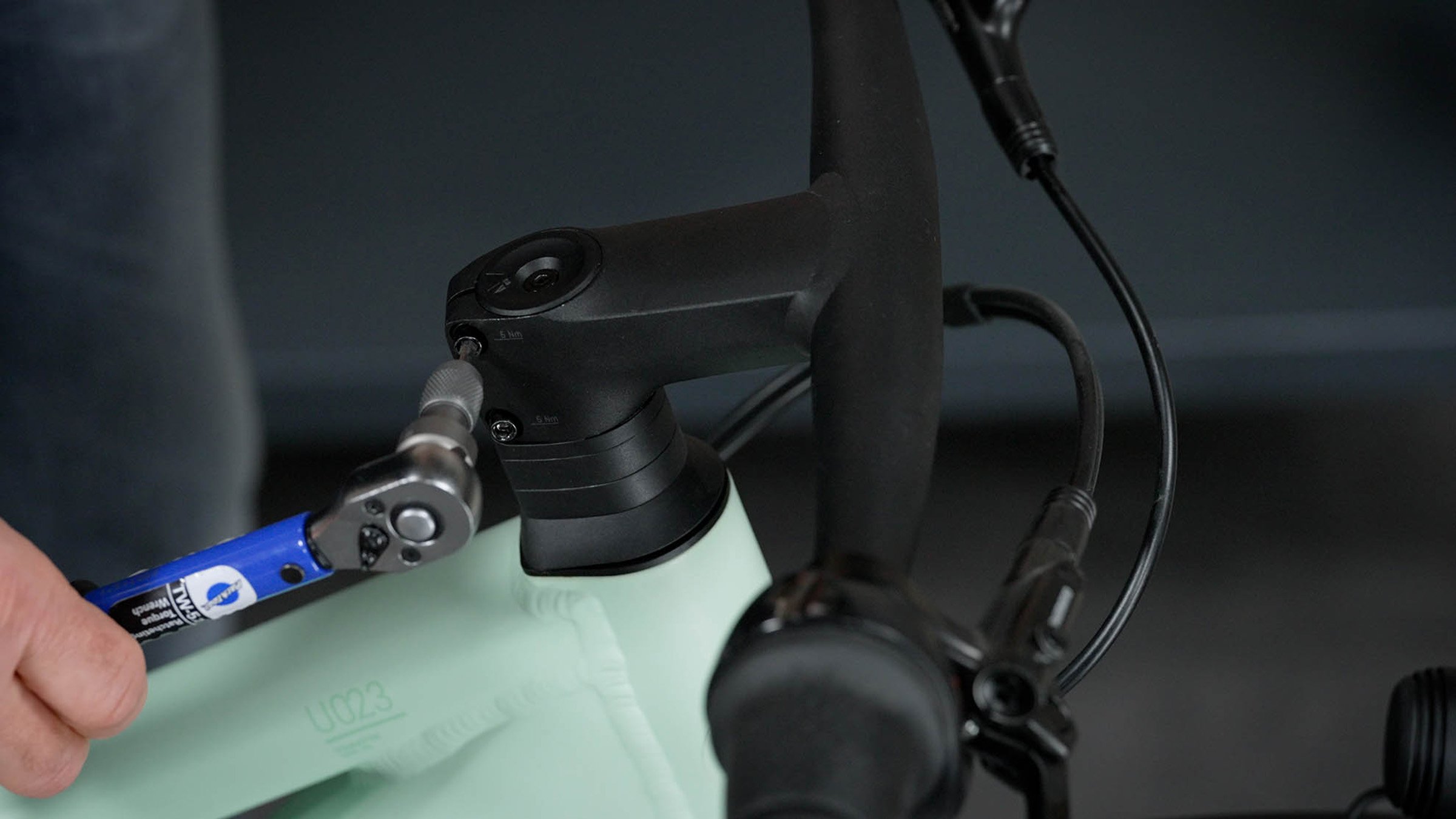 Adjust the headset on your city bike