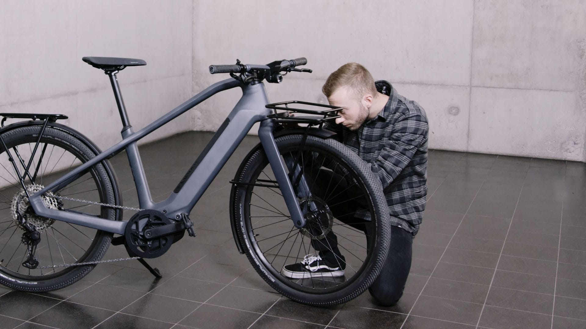 Montage des Frontgepäckträgers und Fahrradkorbs am Precede:ON CF