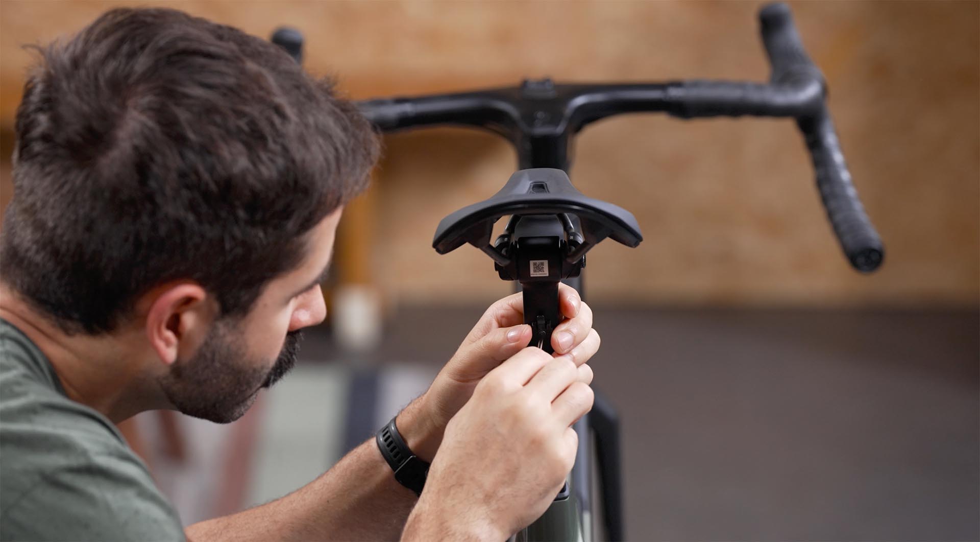 Installez le feu arrière monté sur la tige de selle sur votre Grail