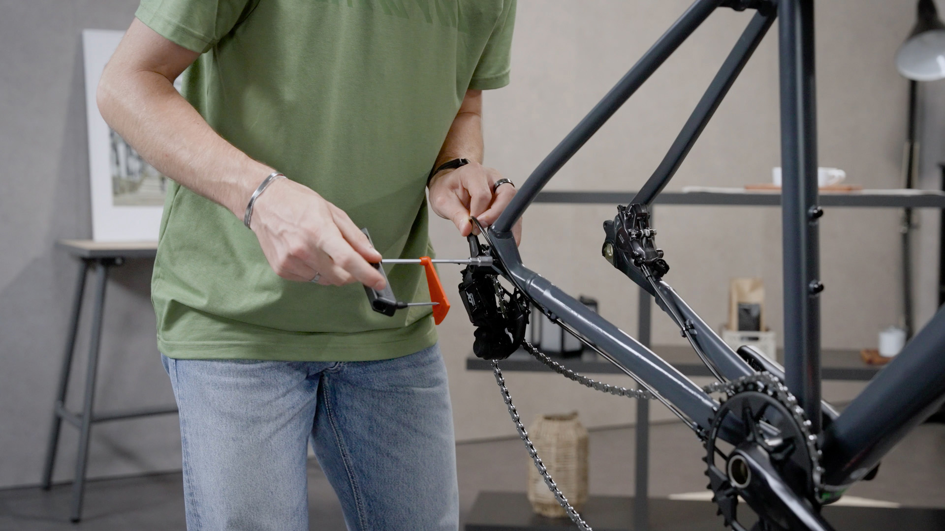 Bevestig de achterderailleur en monteer het achterwiel op je Pathlite