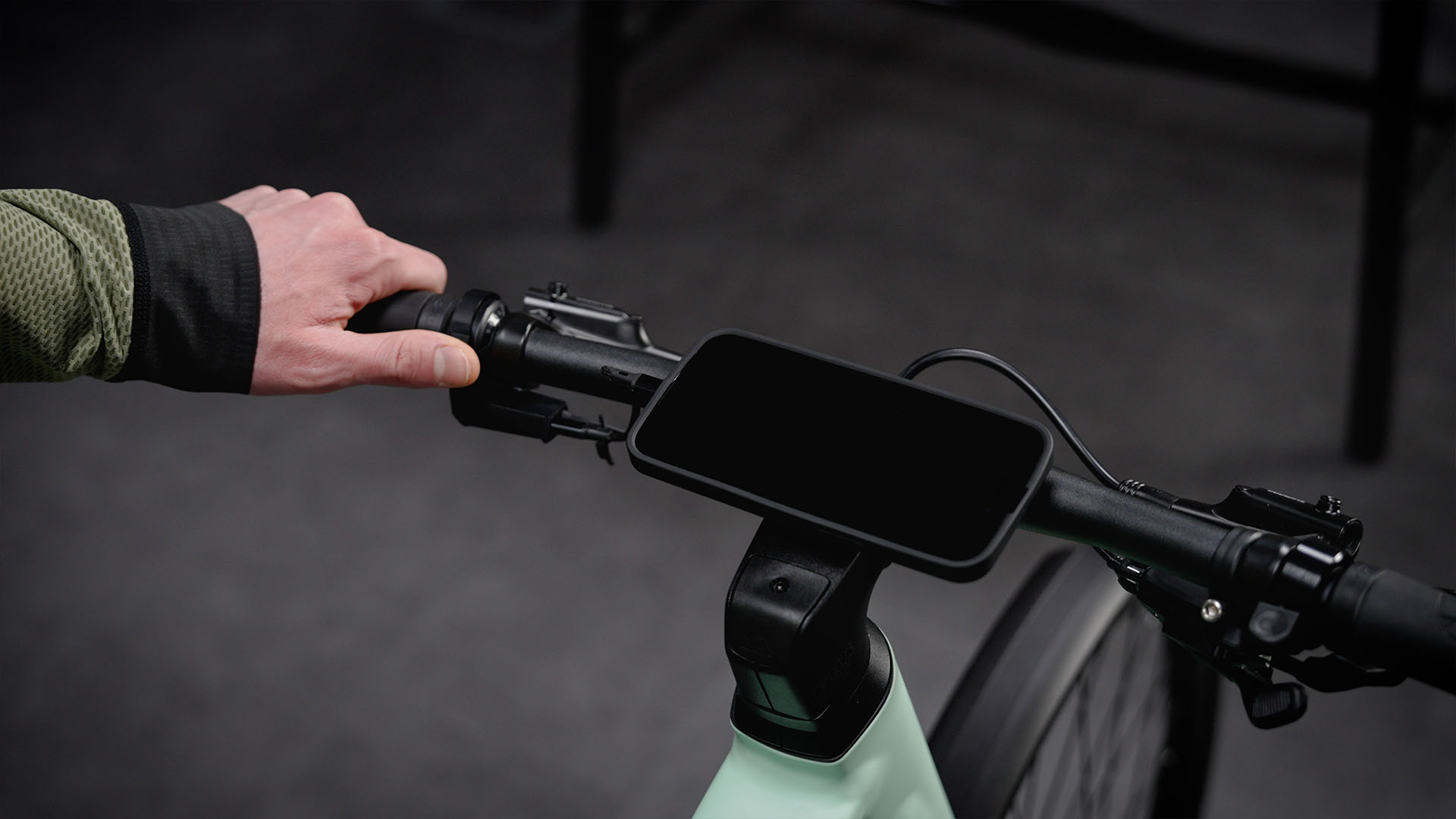 Install the Commuter:ON phone mount